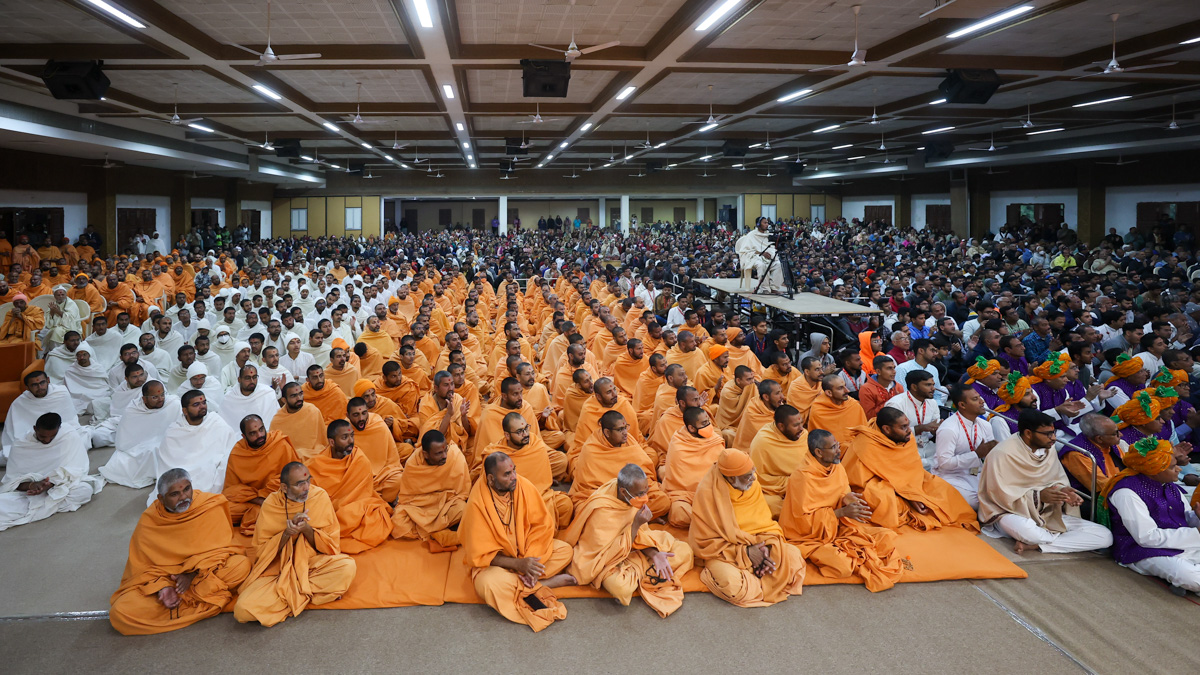 Sadhus, parshads and devotees doing darshan of Swamishri