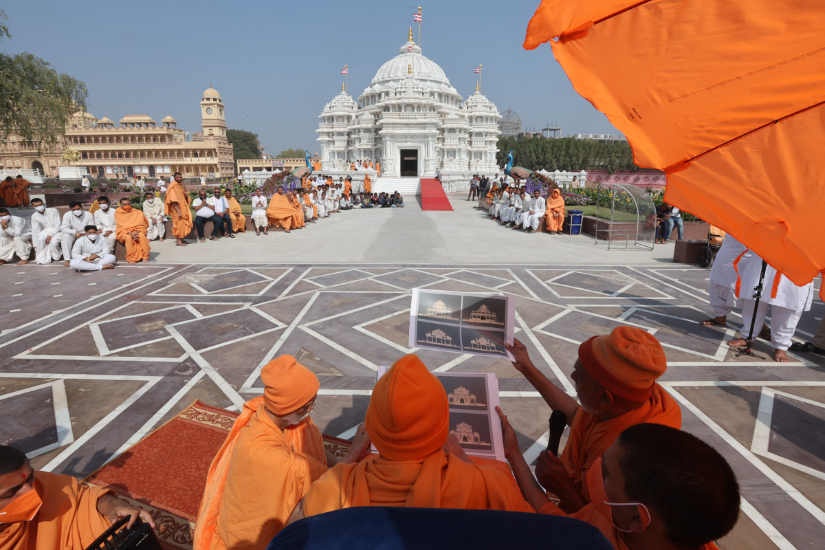 Swamishri observes details of the Pramukh Swami Maharaj Smruti Mandir