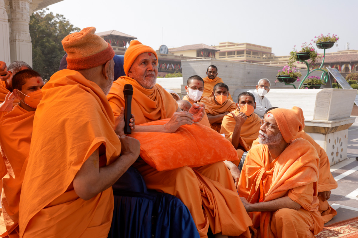 Shrijiswarup Swami and Bhaktinandan Swami explain about the mandir carvings