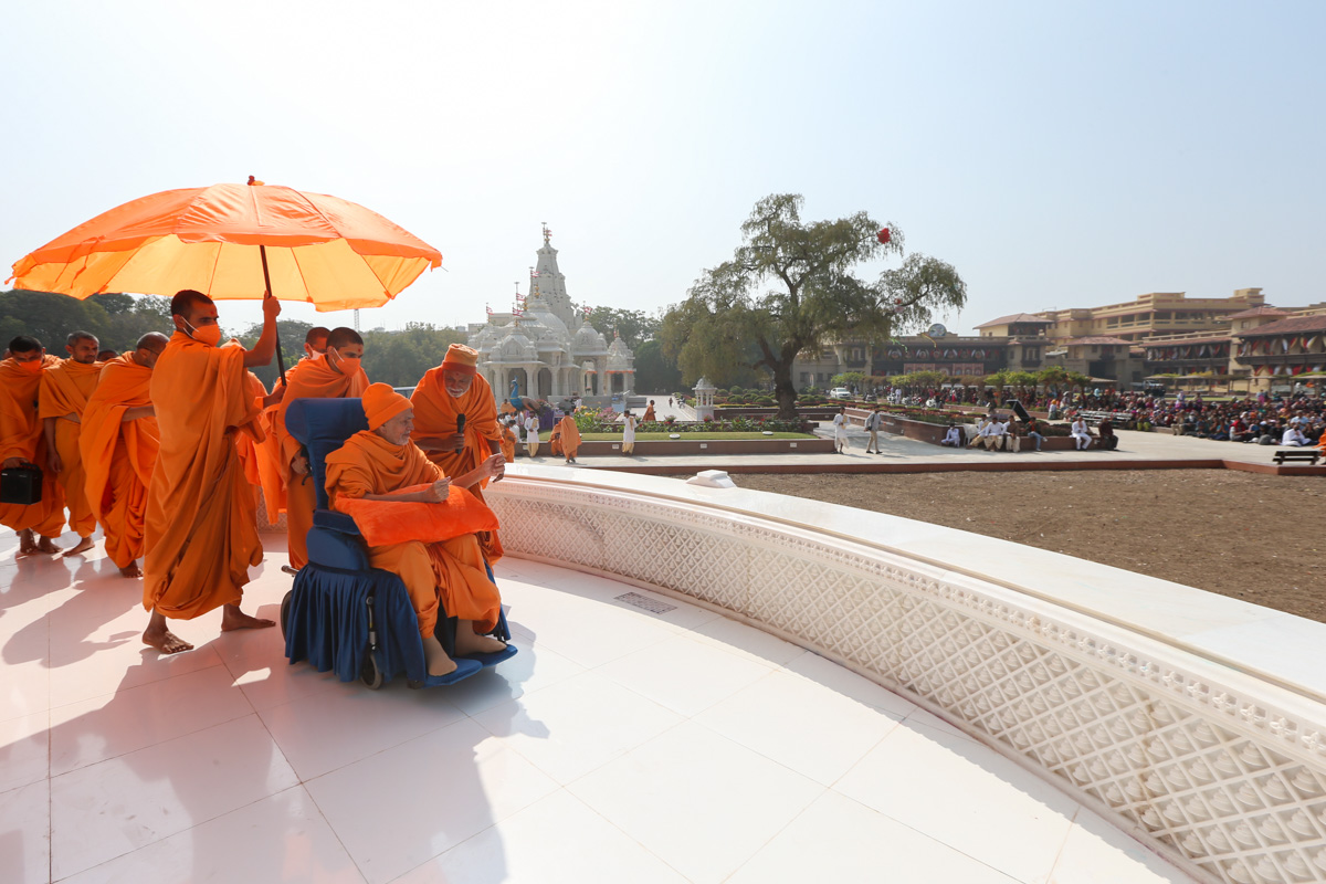 Swamishri observes the mandir pradakshina carvings