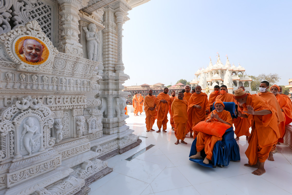 Swamishri observes the mandir pradakshina carvings