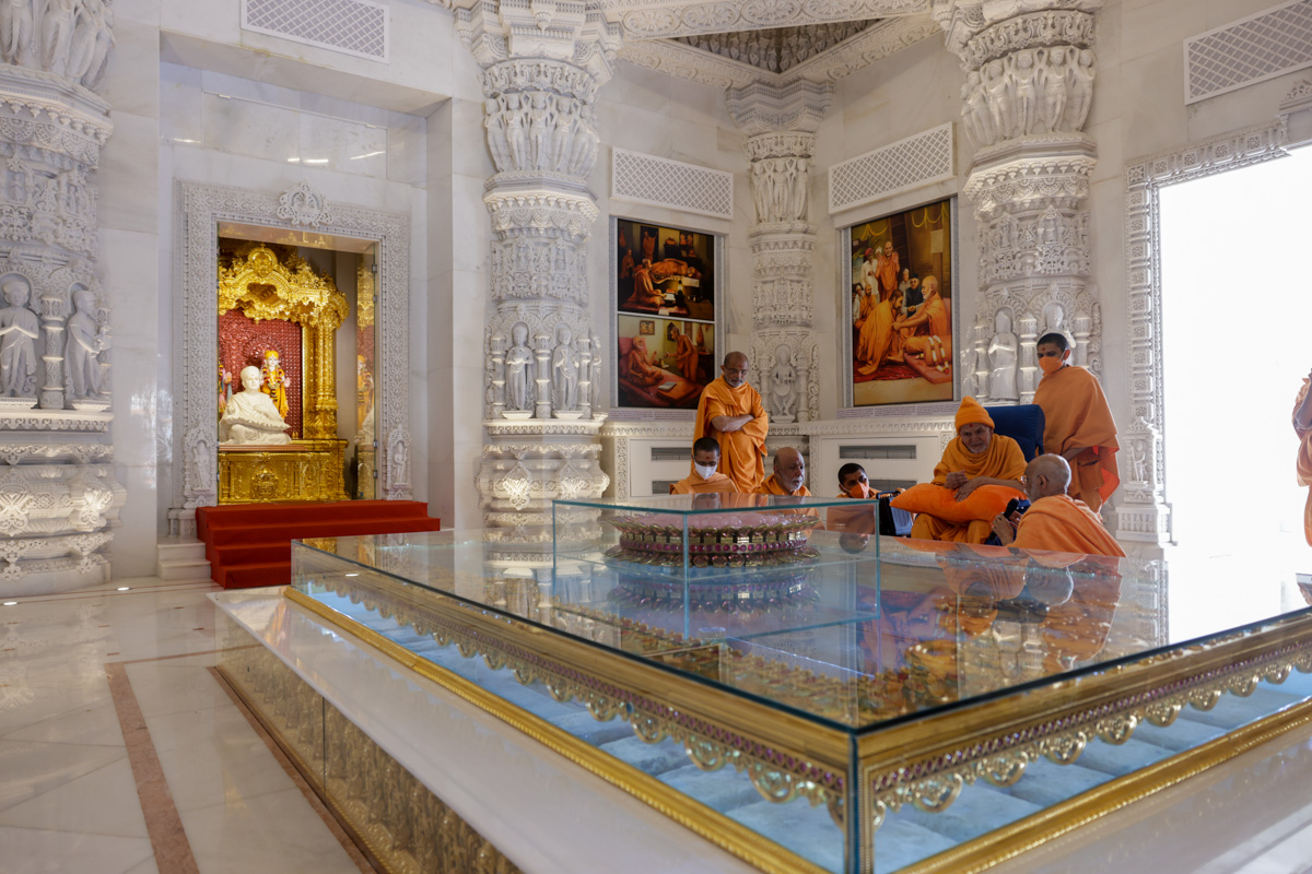 Bhaktinandan Swami explains about the mandir carvings