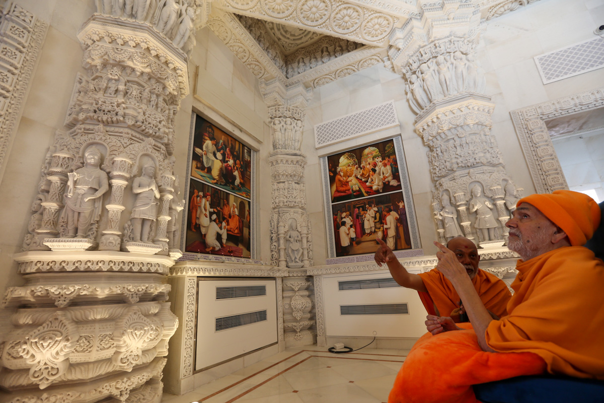 Swamishri observes the mandir dome carvings