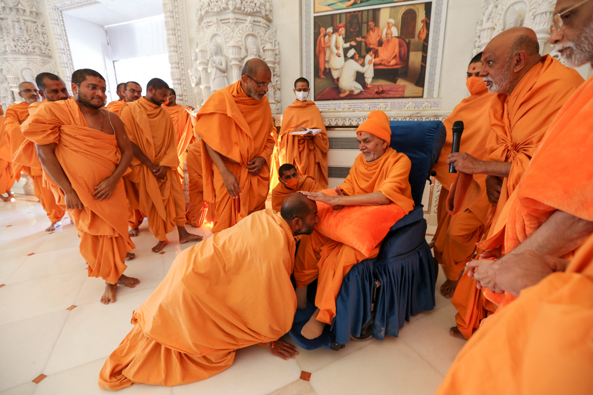 Swamishri blesses a sadhu