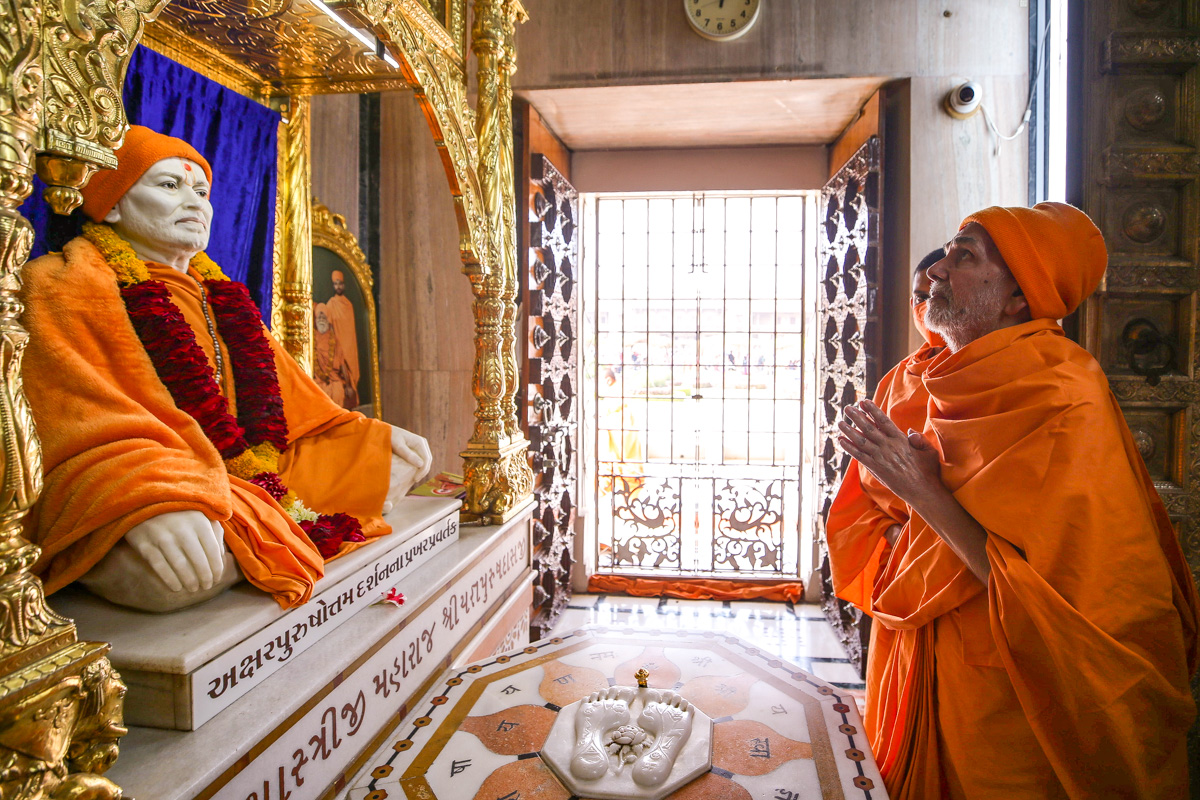 Swamishri engrossed in darshan of Brahmaswarup Shastriji Maharaj at the Yagnapurush Smruti Mandir