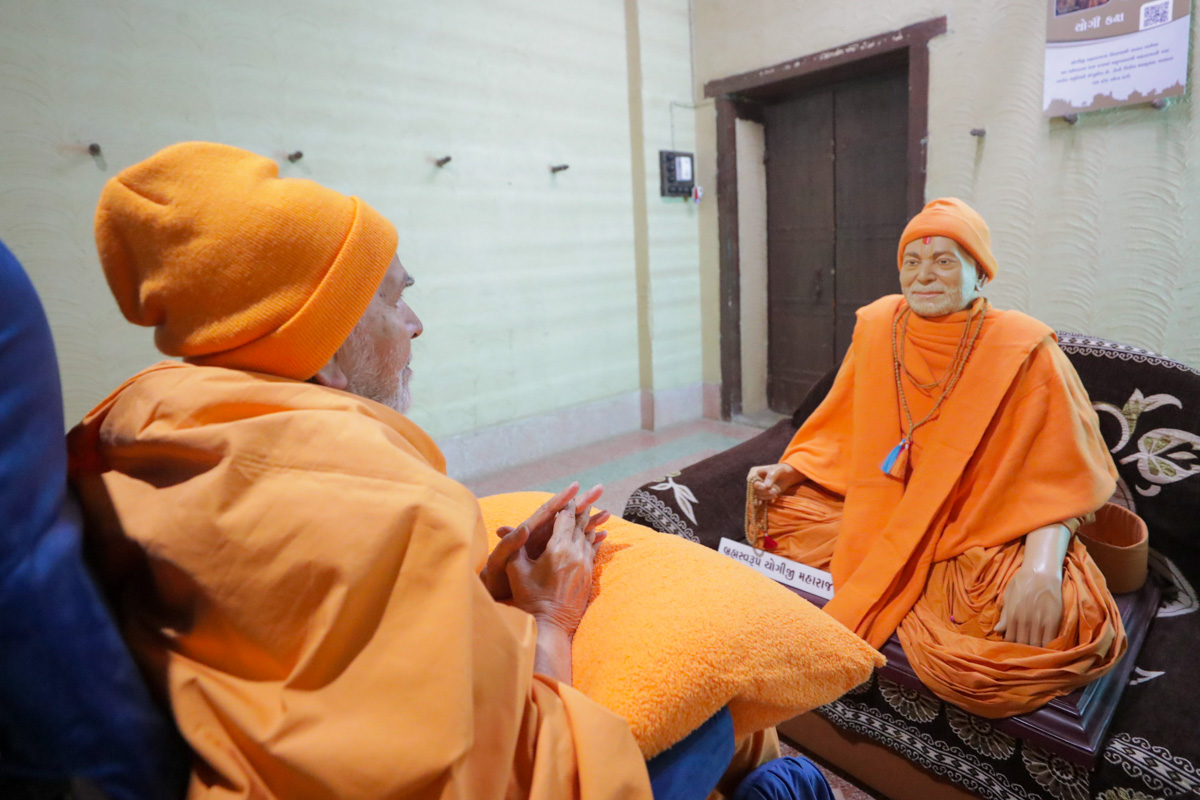 Swamishri engrossed in darshan of Brahmaswarup Yogiji Maharaj in the room of Brahmaswarup Yogiji Maharaj