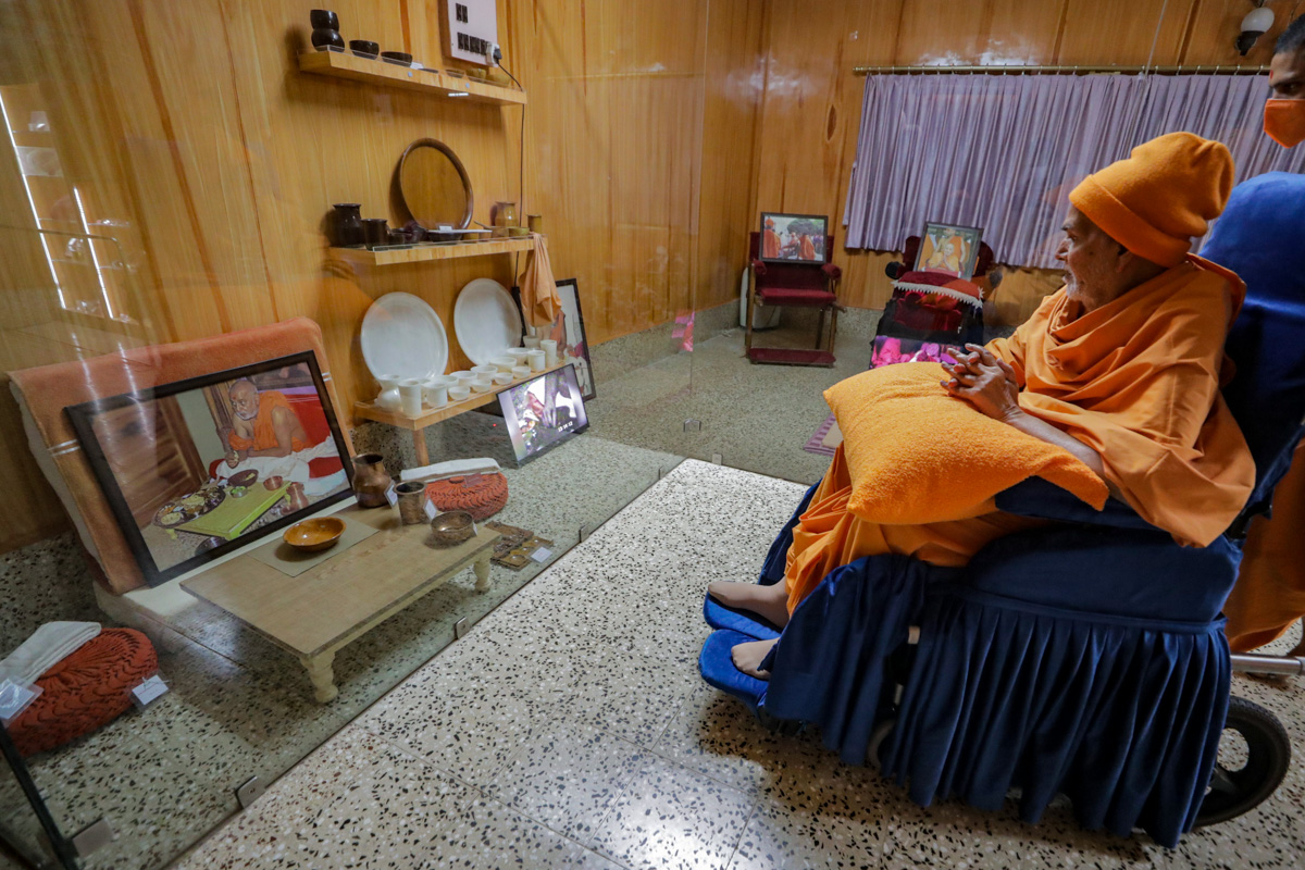 Swamishri doing darshan in the room of Brahmaswarup Pramukh Swami Maharaj