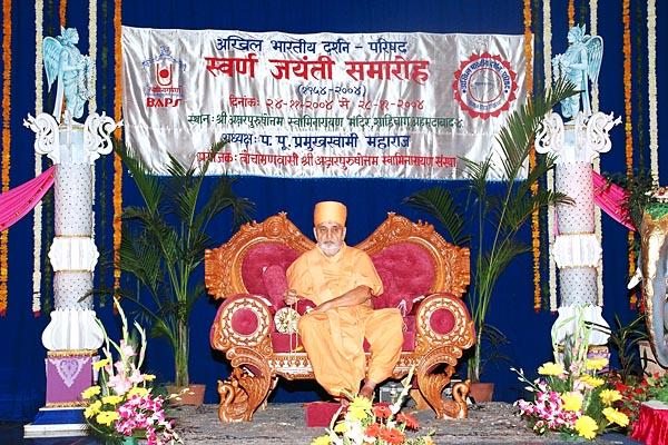 Swamishri on stage during inaugural session