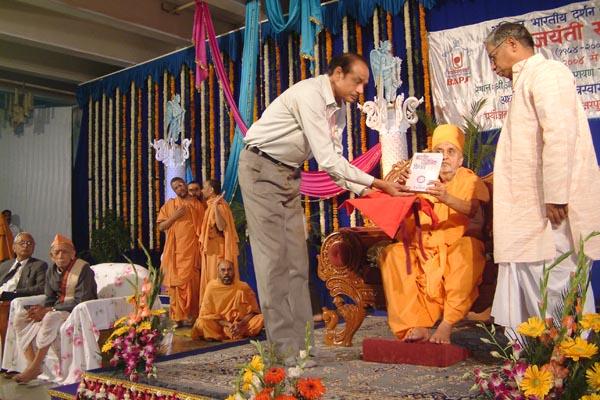 New publication release ceremony by Swamishri with General Secretary Dr. Bhandari (left) and President of Akhil Bharatiya Darshan Parishad Dr. S.P. Dubey (right)