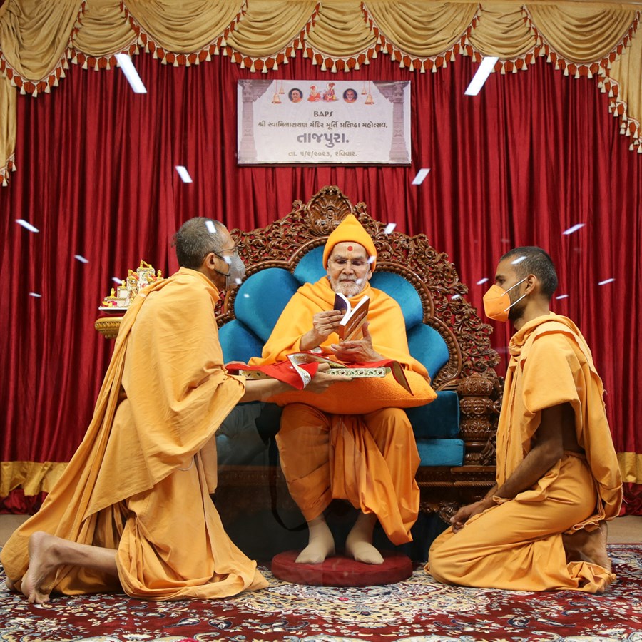 Swamishri sanctifies a book
