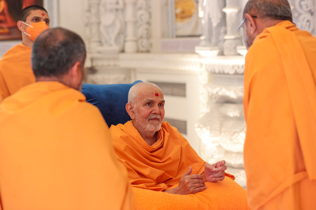 Swamishri in conversation with Gnaneshwar Swami