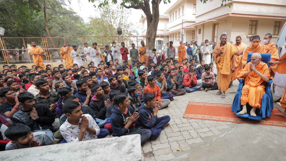 Students of Swaminarayan Vidyamandir, Sarangpur, doing darshan of Swamishri