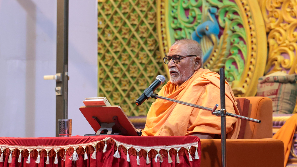 Pujya Bhaktipriya Swami (Kothari Swami) addresses the symbolic Jholi Parva assembly in the evening 