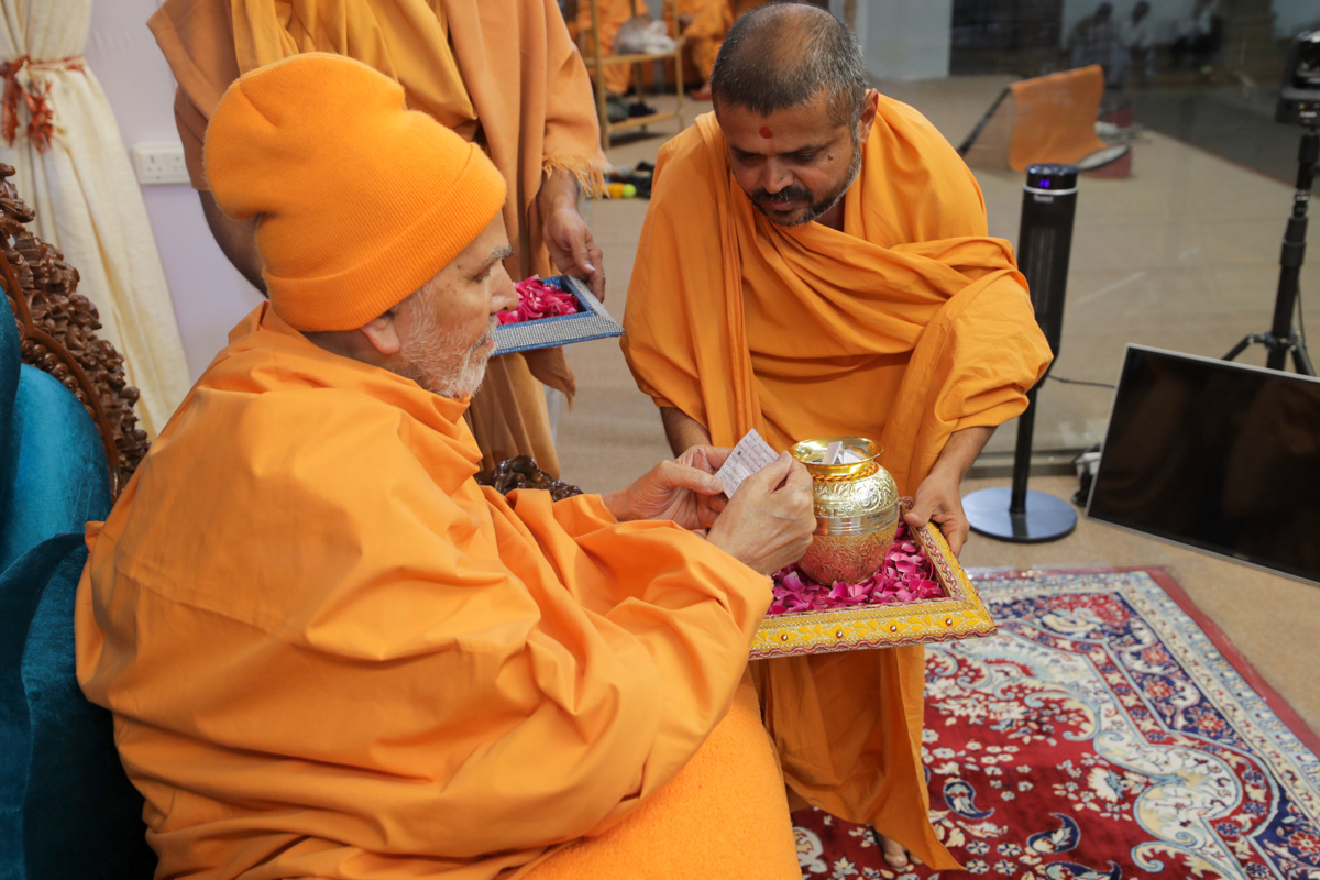Swamishri reads prayers written by devotees