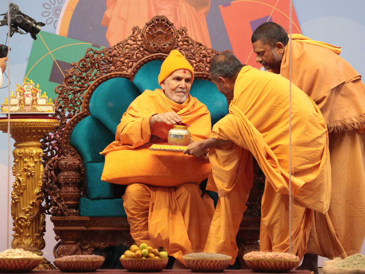 Swamishri sanctifies prayers