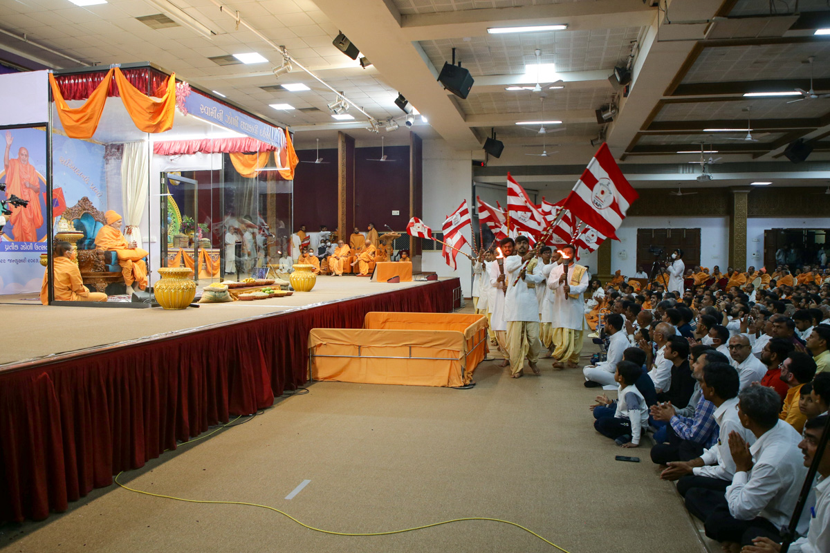 Students of Swaminarayan Sanskrit Mahavidyalaya, Sarangpur, wave BAPS flags