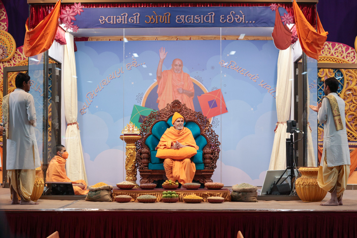 Students present before Swamishri