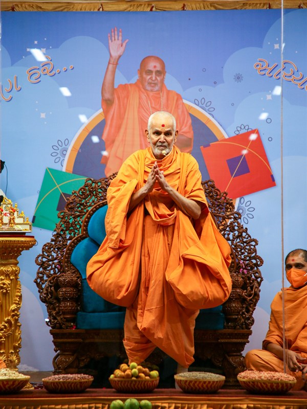 Swamishri proclaims the jholi call, 'Swaminarayan Hare, Sachchidanand Prabho...'