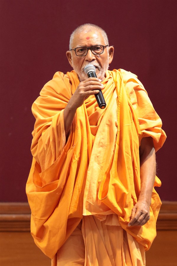 Pujya Kothari Swami proclaims the jholi call, 'Swaminarayan Hare, Sachchidanand Prabho...'