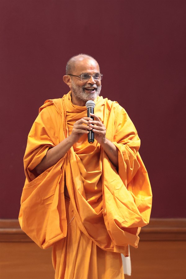 Gnaneshwar Swami proclaims the jholi call, 'Swaminarayan Hare, Sachchidanand Prabho...'