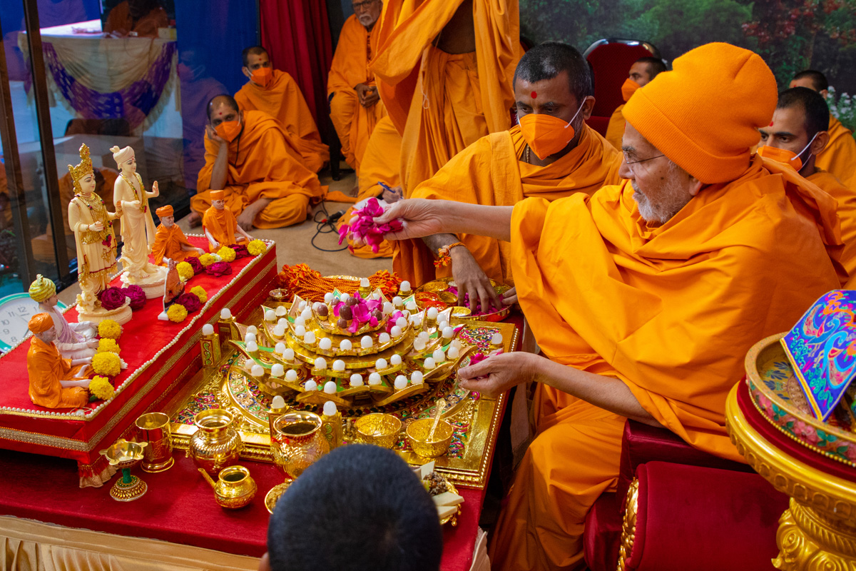 Swamishri sanctifies the mahapuja yantra