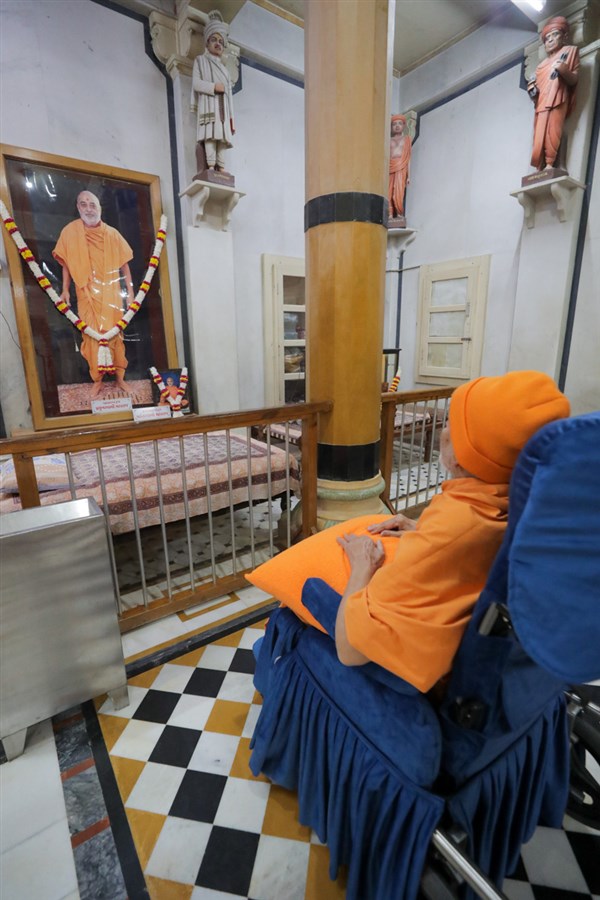 Swamishri engrossed in darshan of Brahmaswarup Pramukh Swami Maharaj in the Rang Mandap