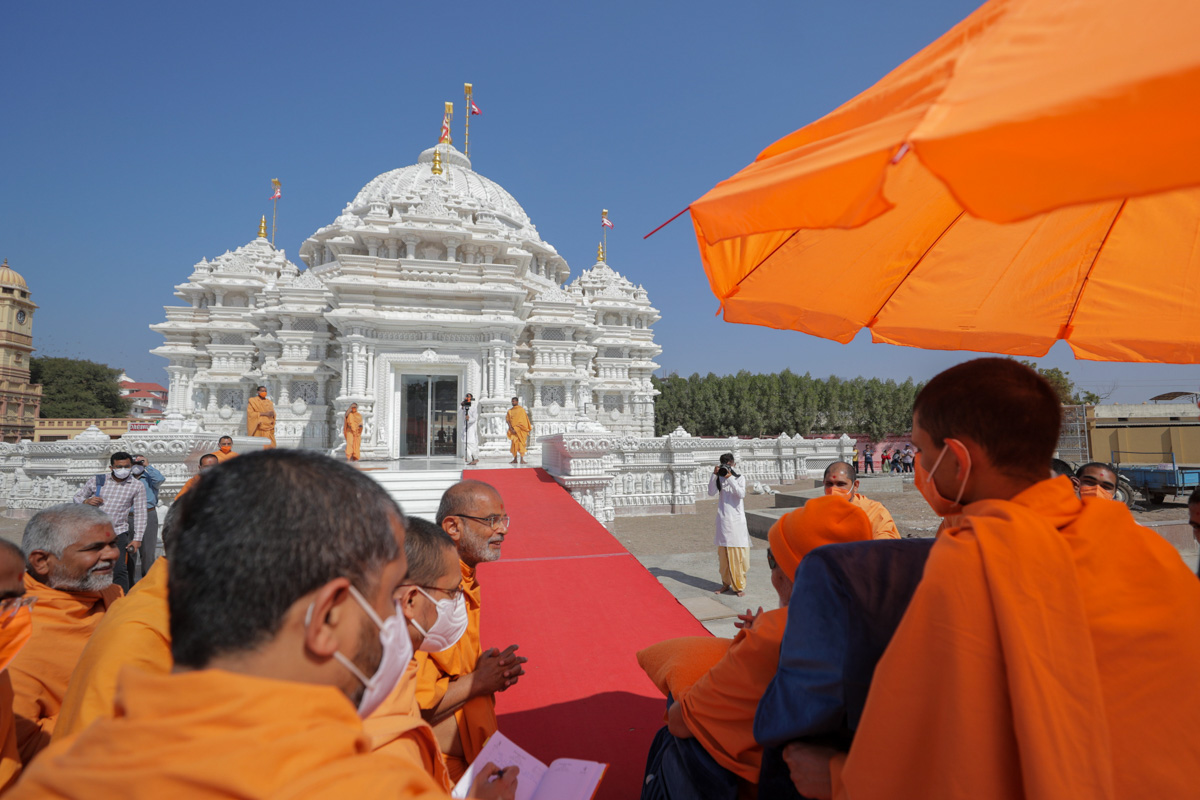 Swamishri observes details of the Pramukh Swami Maharaj Smruti Mandir