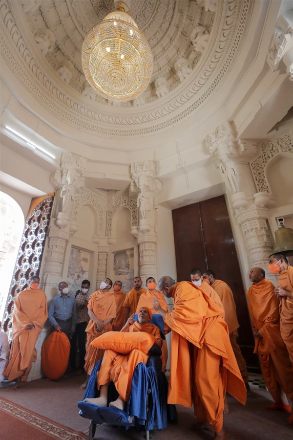 Swamishri observes the carvings of the dome