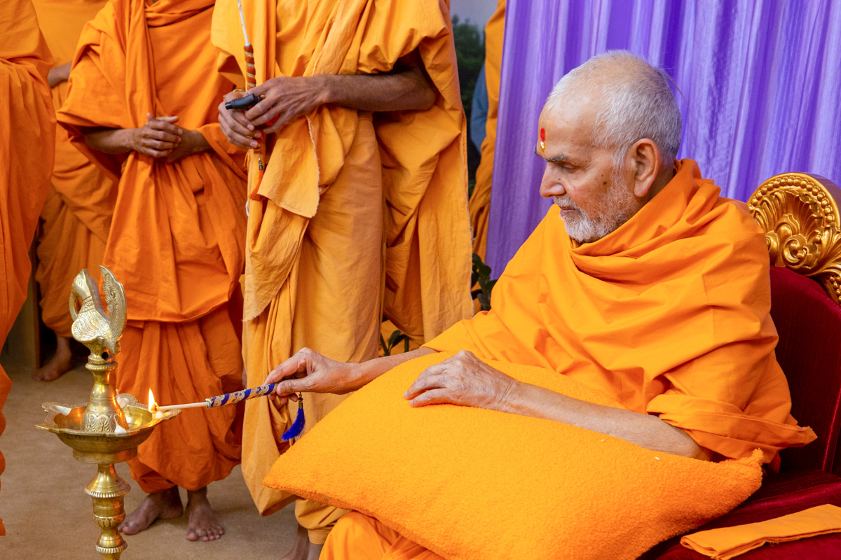 Swamishri lights the inaugural lamp for the new batch of the Kaumudi class