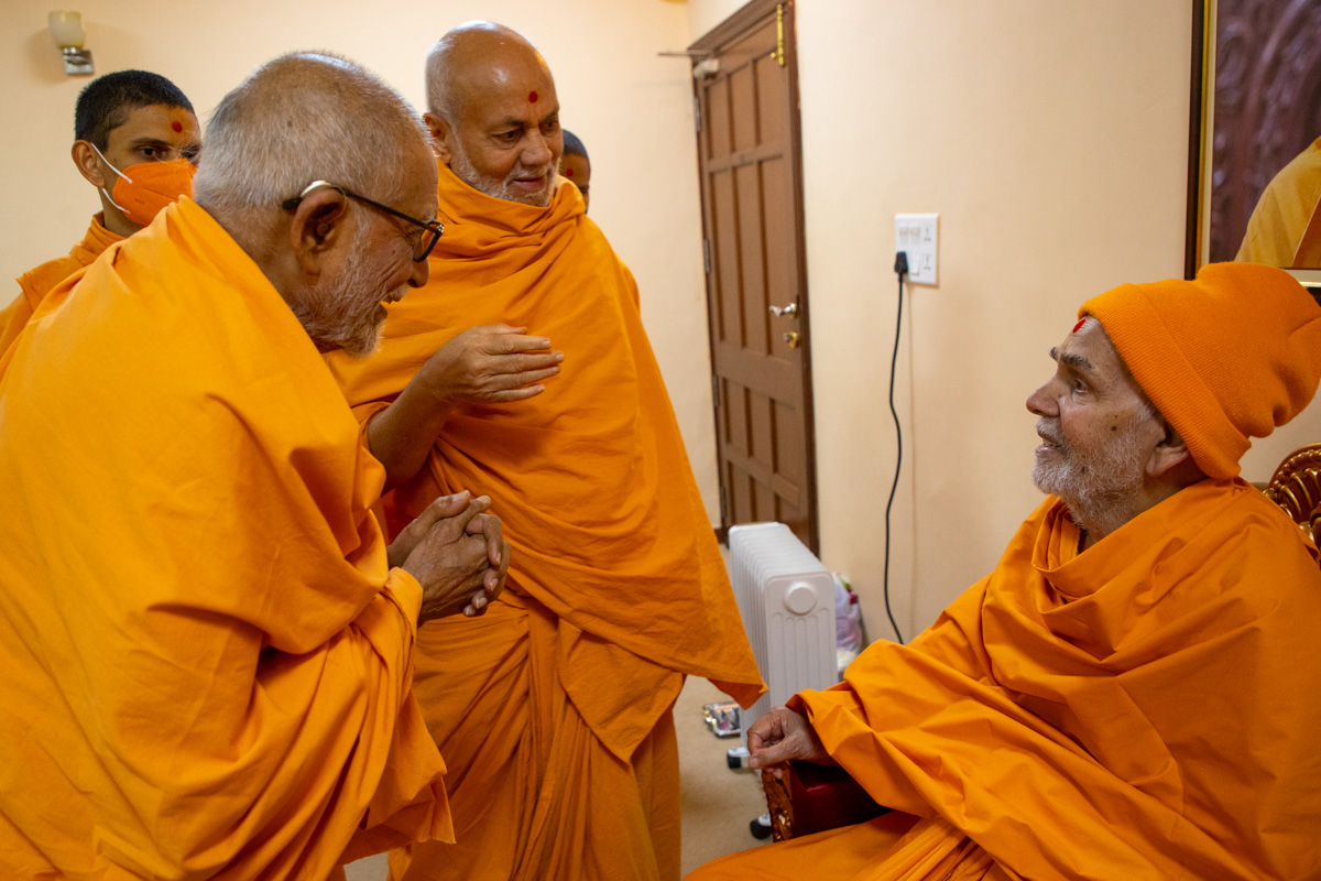 Pujya Bhaktipriya Swami (Kothari Swami) and Pujya Viveksagar Swami in conversation with Swamishri