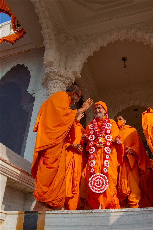 Gnaneshwar Swami in conversation with Swamishri