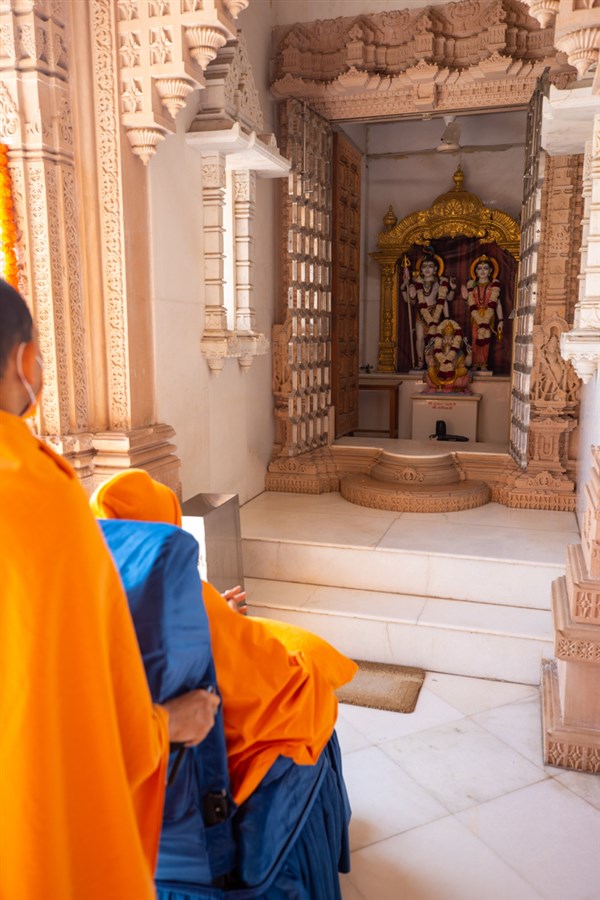 Swamishri engrossed in darshan of Shri Shiv-Parvati Dev and Shri Ganeshji