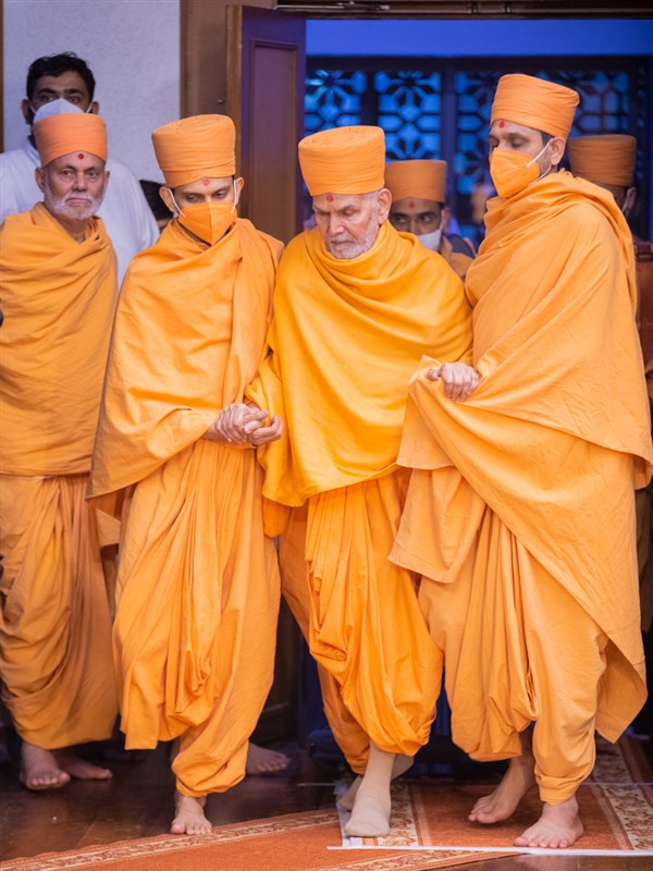 Param Pujya Mahant Swami Maharaj arrives in the assembly
