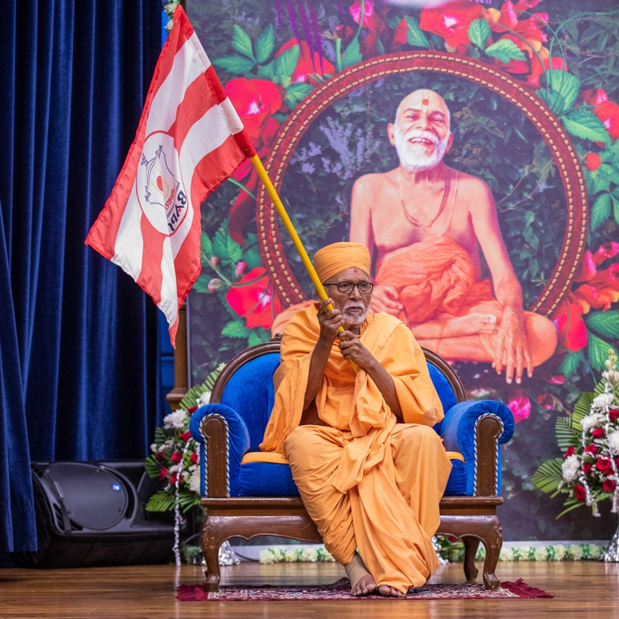 Pujya Bhaktipriya Swami (Kothari Swami) waves a BAPS flag