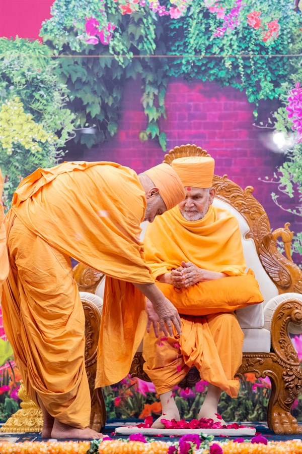 Pujya Viveksagar Swami welcomes Swamishri with flower petals