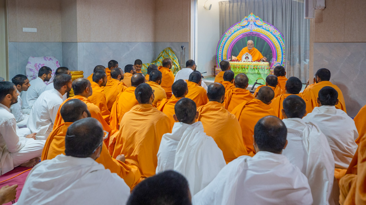 Sadhus and parshads doing Swamishri's puja darshan