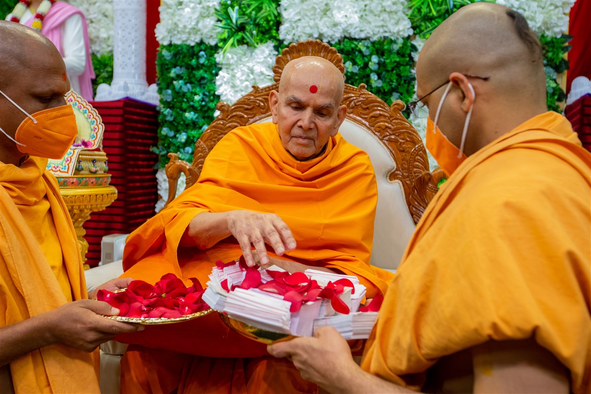 Swamishri sanctifies cards
