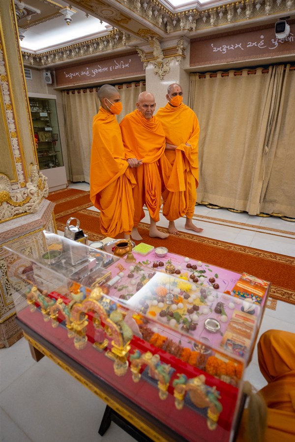 Swamishri engrossed in darshan of mahapuja
