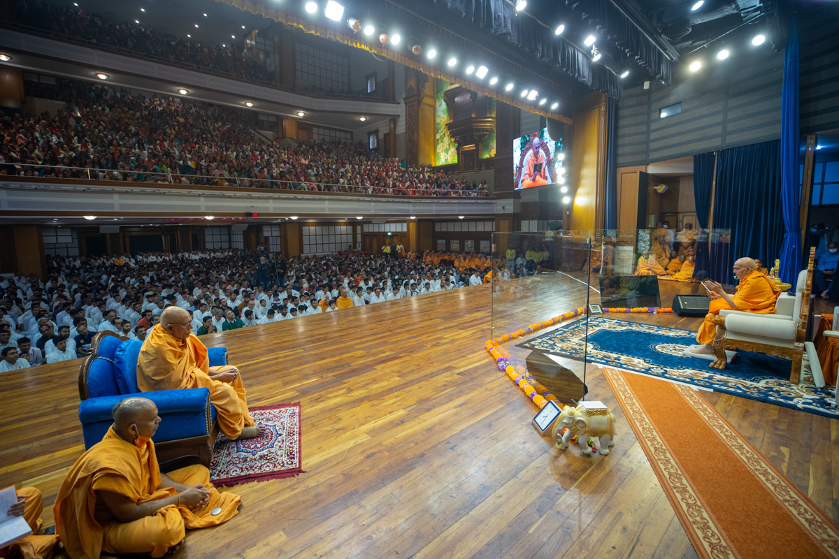 Pujya Kothari Swami and devotees during the assembly