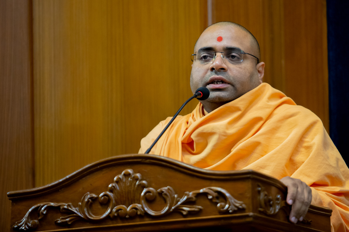 Aksharcharit Swami addresses the evening Sunday satsang assembly