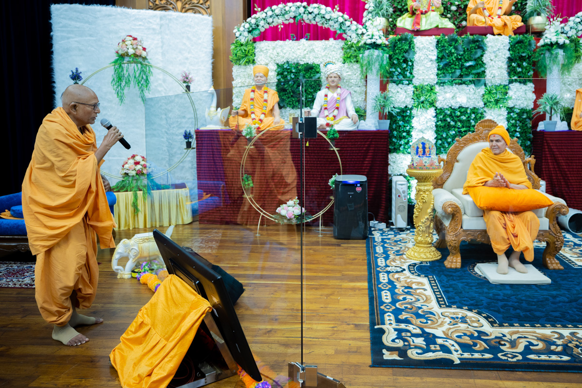 Pujya Kothari Swami prays before Swamishri
