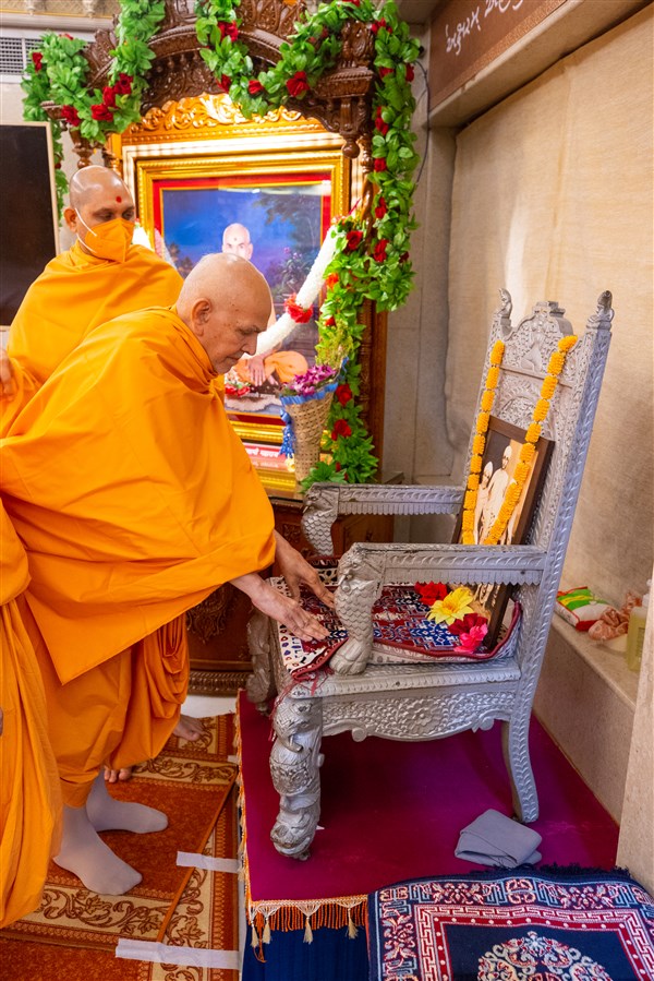 Swamishri engrossed in darshan