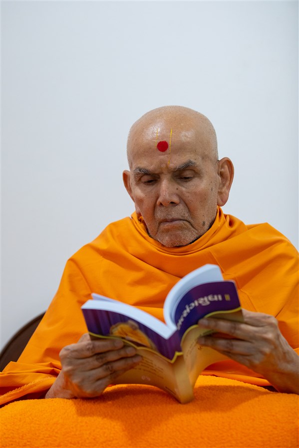 Swamishri reads Satsang Sudha