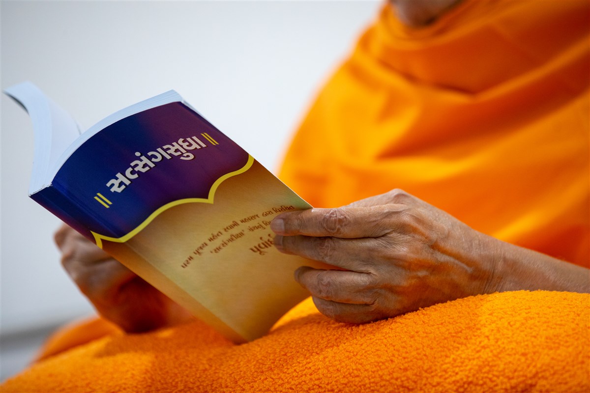 Swamishri reads Satsang Sudha