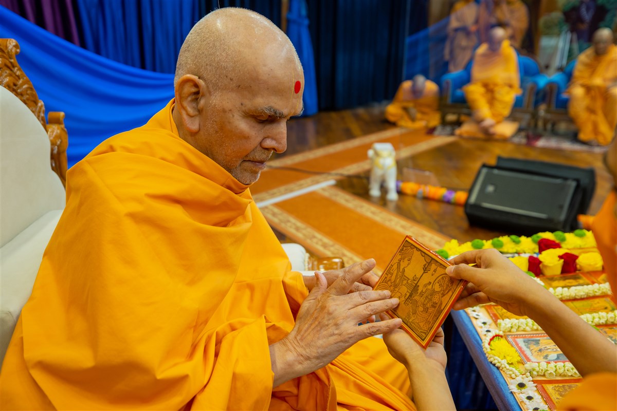 Swamishri engrossed in darshan of Shri Akshar-Purushottam Maharaj 