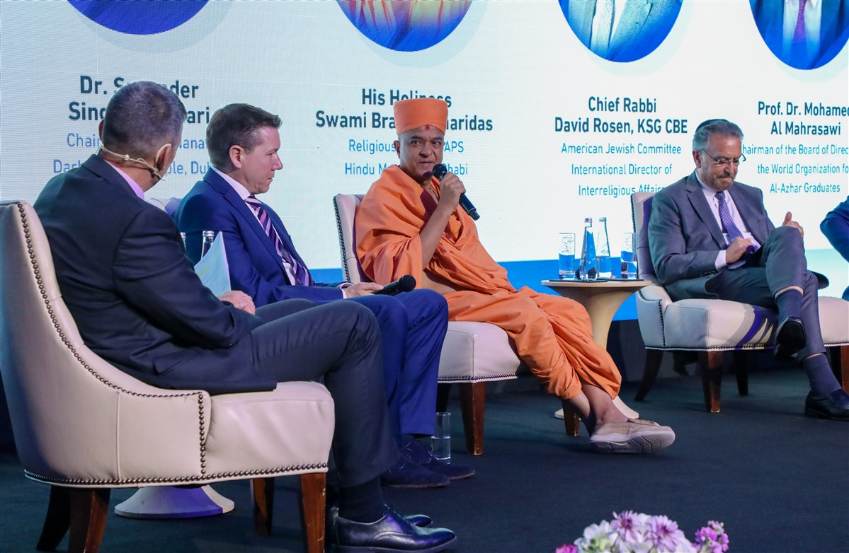 Swami Brahmaviharidas delivers a powerful message about the need for global unity and pride in our shared planet. He proposes the idea of creating a Global Anthem for the Planet, as a way to focus on respecting and preserving the earth