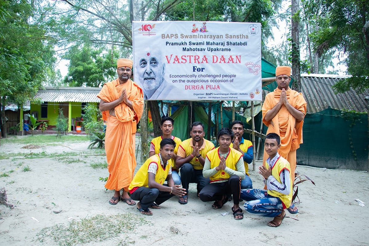 BAPS Provides Relief Aid, Mousuni Island, Kolkata