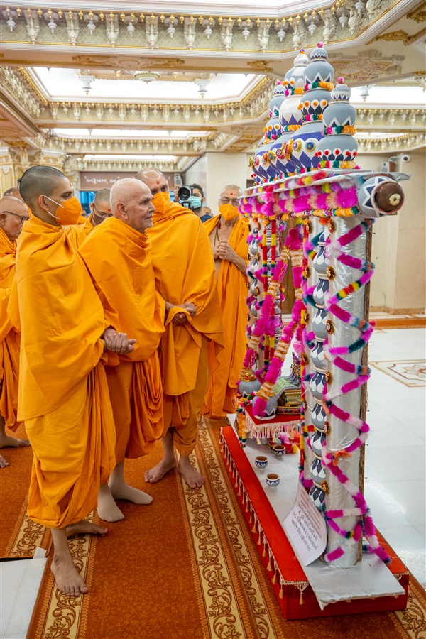 Swamishri observes the hindolo