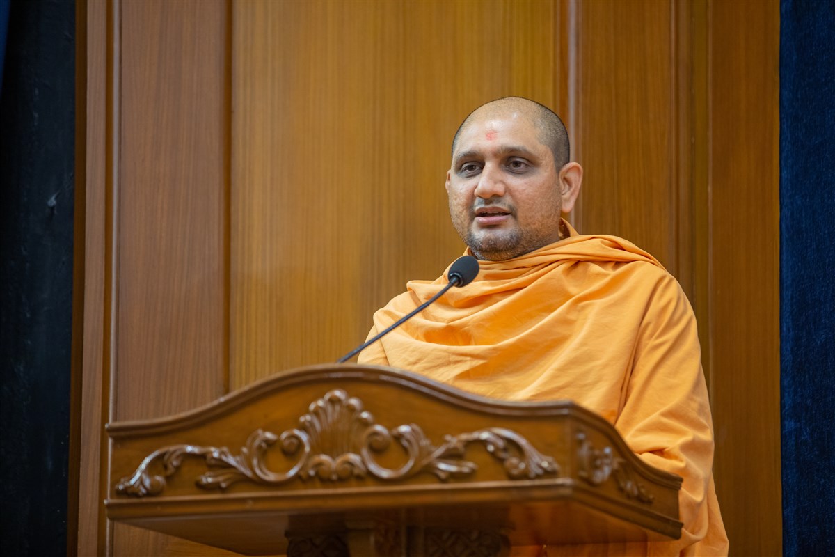 Shrutipriya Swami addresses the assembly