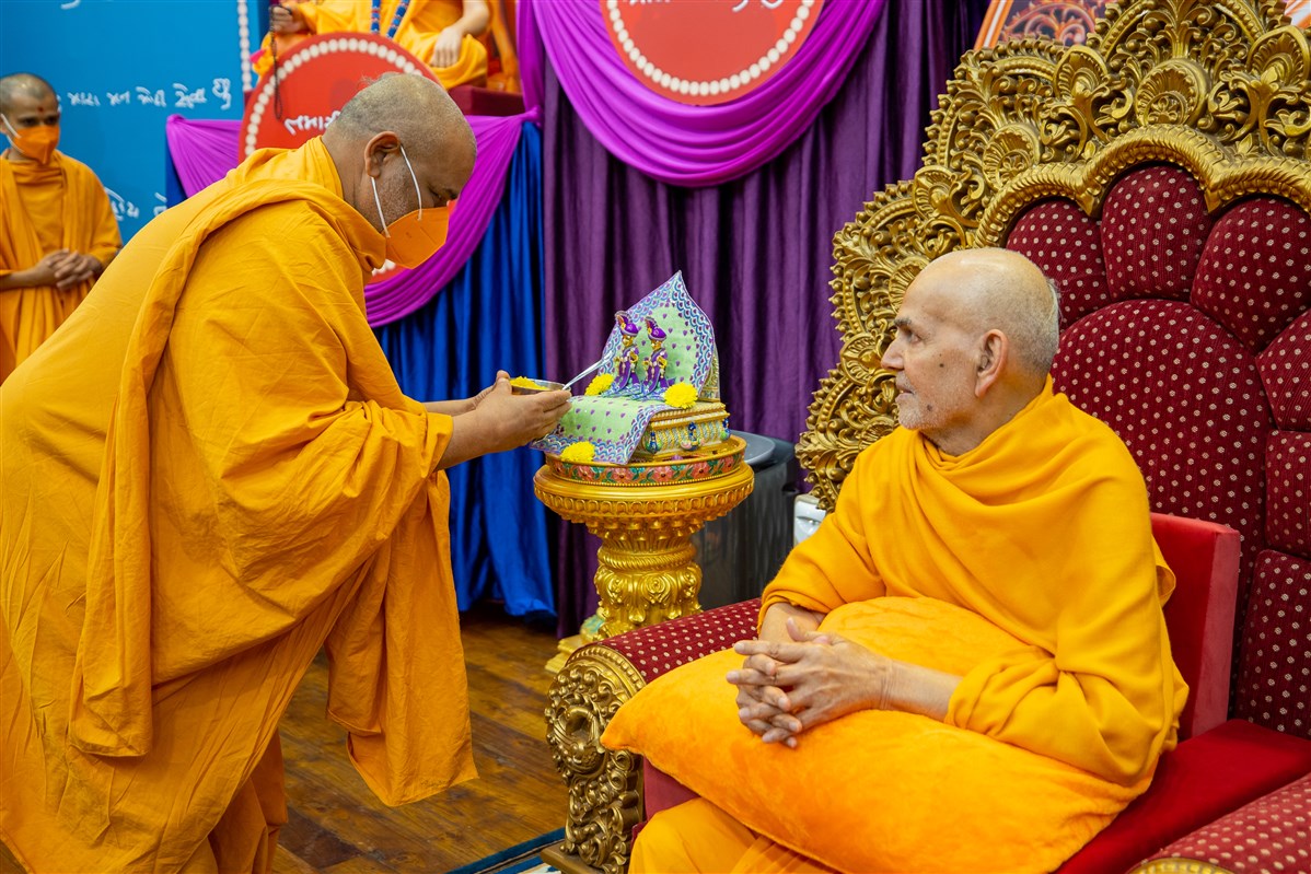 Shiro is offered to Shri Harikrishna Maharaj and Shri Gunatitanand Swami